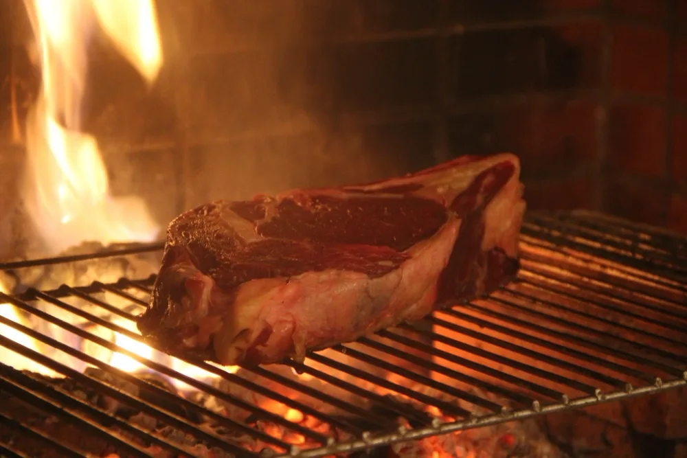 Grillezett hús nyílt lángon, a fehérjebevitel szimbóluma